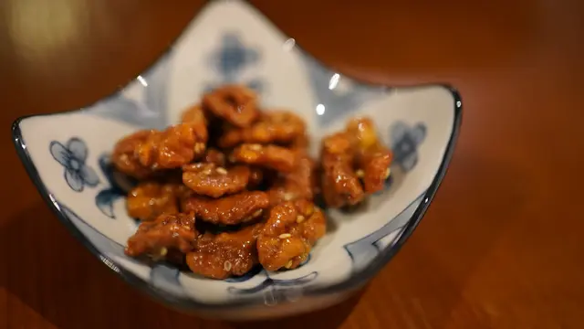 每枱都會有碟合桃做前碟，合桃唔會太甜，但好脆，啱晒相機食先嘅我用嚟醫肚！