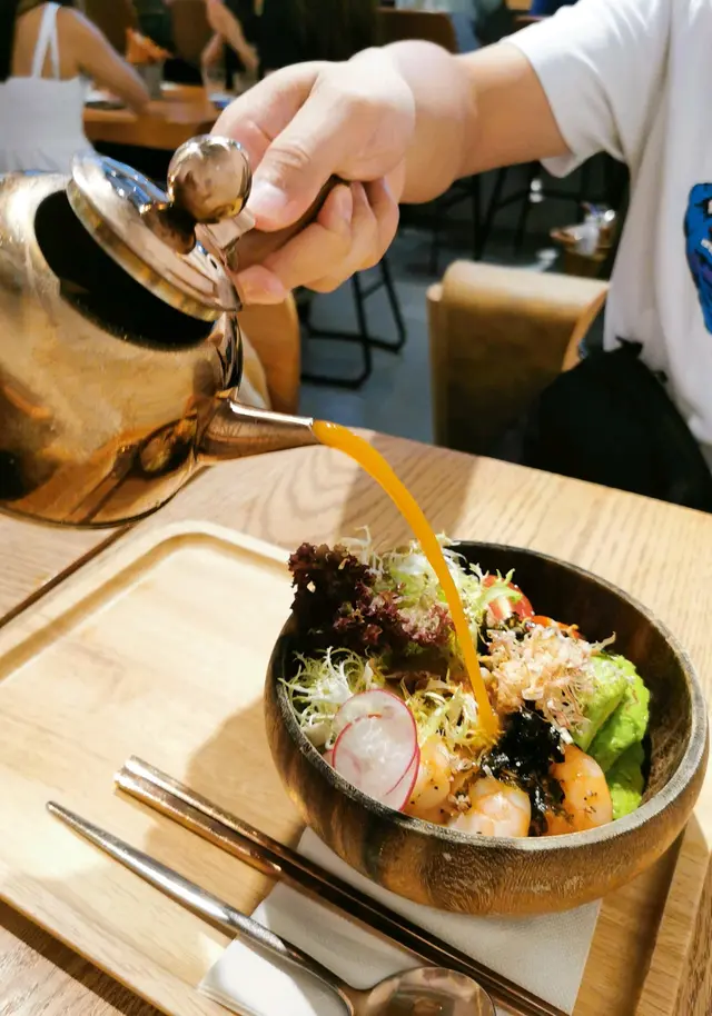 龍蝦湯配牛油果大蝦稻庭烏冬