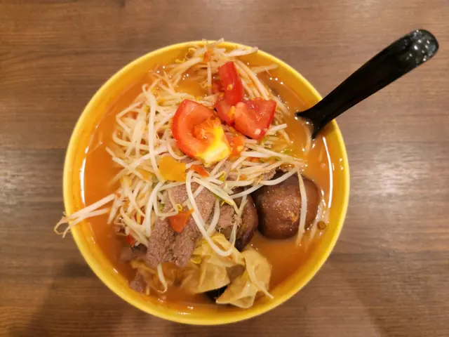 豬潤、冬菇、芽菜番茄米線