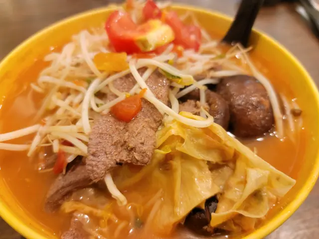 豬潤、冬菇、芽菜番茄米線