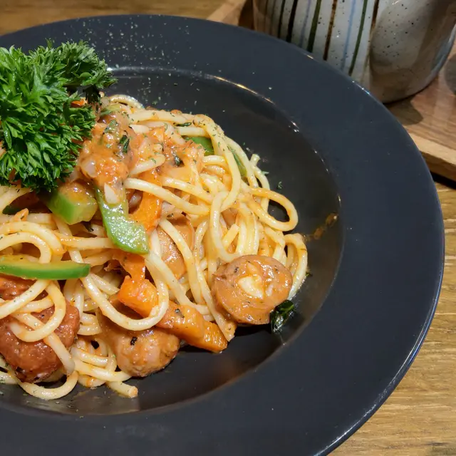 蕃茄汁+肉腸意粉配玫瑰茶