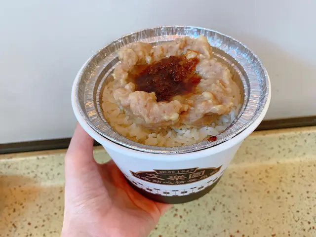 一大堆瑤柱係面,果然無揸流攤呀!肉餅一d 都唔係奧運見到嘅鐵餅咁結實乾硬,反而多汁軟滑!飯仲係用咁泰國絲苗米煲起,粒粒分明,水份適中。外賣時都跟咗一盒仔豉油,原來都係舖頭以葱蒜精心調配,唔怪得跟平時盅頭飯豉油唔同啦!