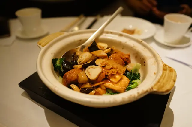 榆耳上素羊肚菌白靈菇豆腐煲