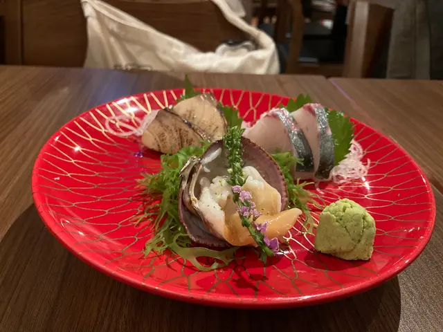 銀鱈魚(右上):表面略為炙燒,魚油香氣四溢,品質良好
深海池魚(左上):刺身處理,味鮮甜
石垣貝(下排):期間限定,產地直送,完全呈現貝類應有既鮮味,一般餐廳望塵莫及