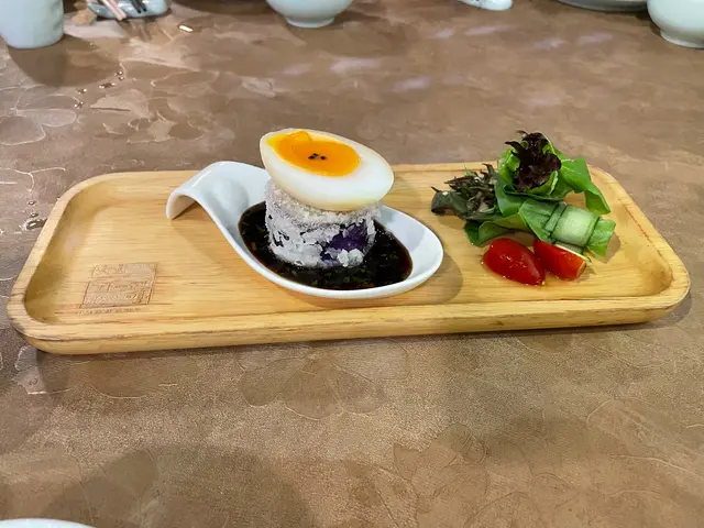 本地水耕沙律菜伴芝麻醬/茶燻流心蛋伴黑魚子醬背厚切茄子