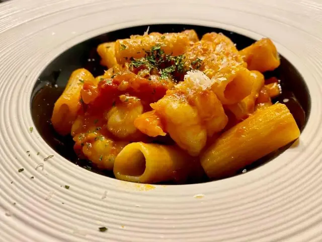 香蒜大蝦有機茄蓉闊筒通粉 King Prawn Rigatoni alla Organic Tomato Sauce