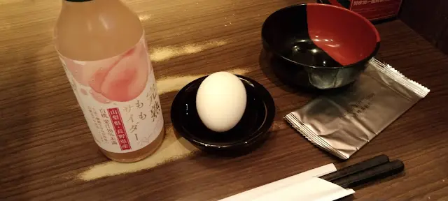 唉!蛋是要自己剝殼!
真的啼笑皆非!
是因為新鮮?還是疫情?缺人手?
但最令我大惑的是蛋仍是白色的?
如平時經過鹵水的該是啡色?
當時我己經很肚餓,
還要剝蛋殼再剮開一半,
又驚整爛隻蛋,打唔到咭影相!
簡直大整蠱!
經過
自己糖心蛋自己剝
特別好吃!
香軟甜心,但白色的!