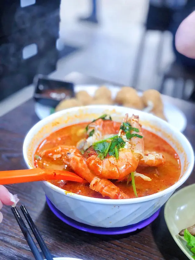 冬陰功湯酸味係非常足夠,香茅味唔算好重,第一碗會偏辣少少,第二碗重椰奶味