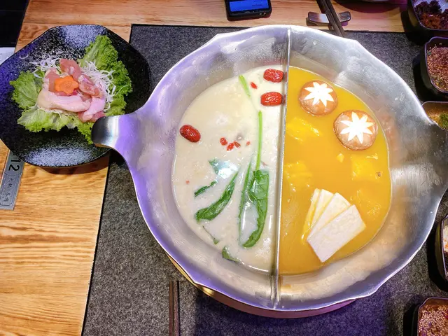 紅顏花膠雞鍋 & 胡椒豬肚雞鍋