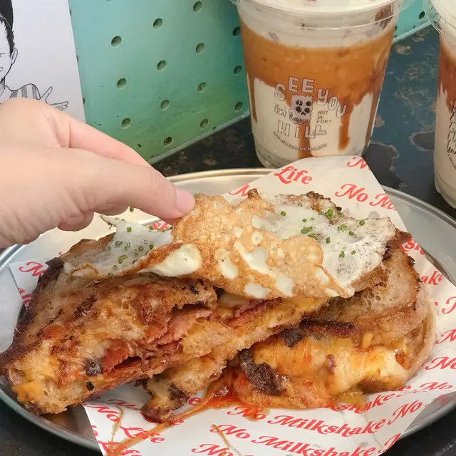 堅抽真煙肉烤芝士治 + 蛋