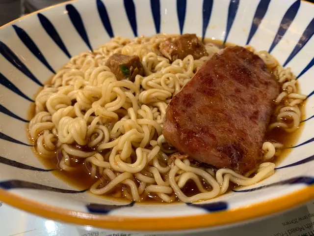 肉丁同午餐肉 出前一丁麵