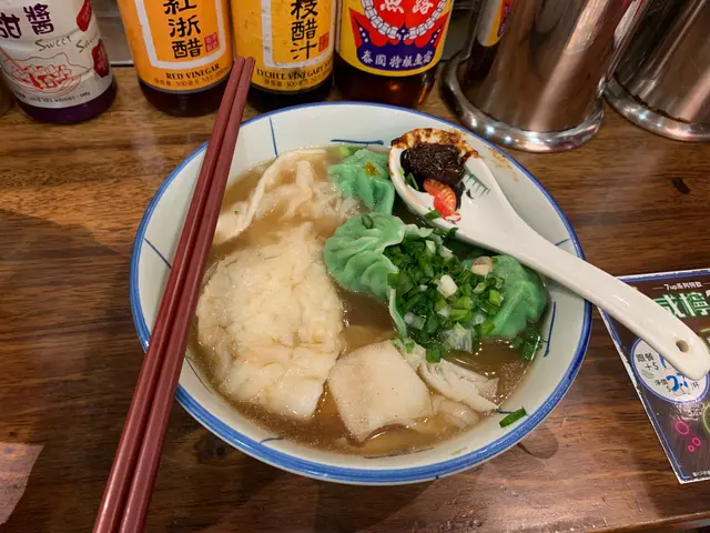 👩🏻花膠牛柏葉白菜餃河粉（清湯_少辣）