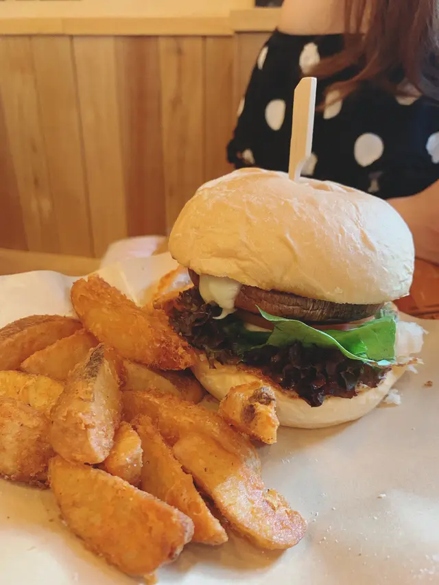 貝羅菇黑松露芝士漢堡  配薯角