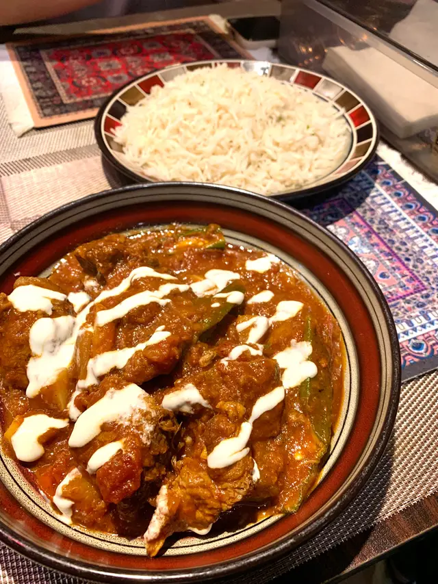 羊十分之羶,同秋葵係一膩一爽嘅配搭。燴羊嘅獻汁冇得輸,濃得黎唔會太咸,好適合送飯。呢道菜可以配皮塔餅,但因為第二道菜已經有,所以就選擇咗中東米。中東米係「長米」,同香港嘅好不同,食落很鬆、完全唔黏又冇乜味道,但配合埋燴羊嘅獻汁就完全合拍!