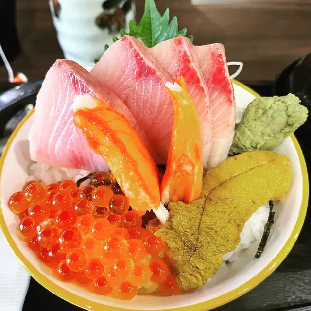 油甘魚三文魚籽海膽丼