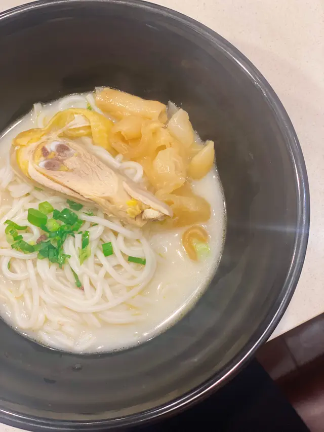 招牌癡花膠雞濃湯米線
