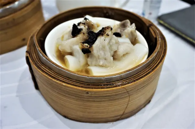 欖角排骨蒸腸粉