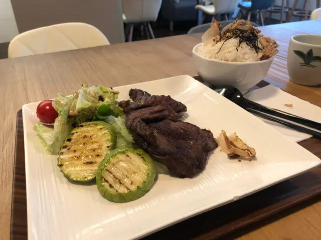 牛柳配貓飯