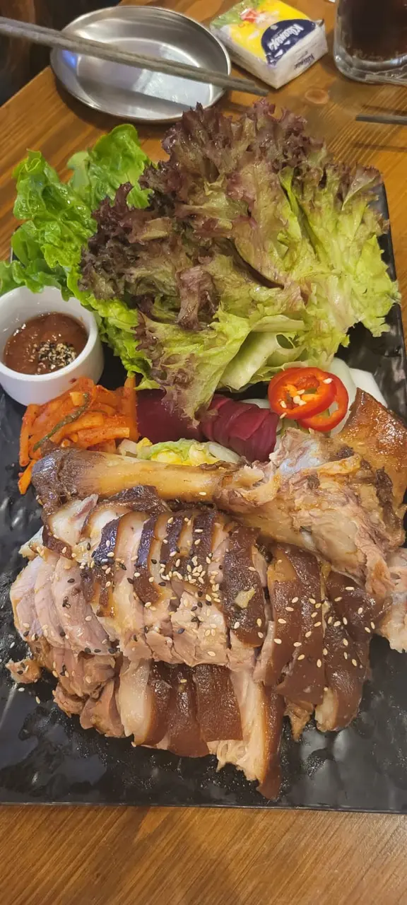 肉既份量岩岩好　有生菜泡菜醃蘿蔔同個醬汁 幾好