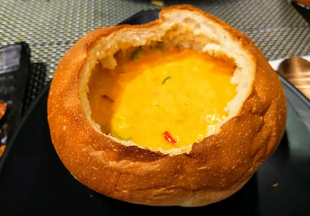 泰式黃咖哩軟殼蟹配法包