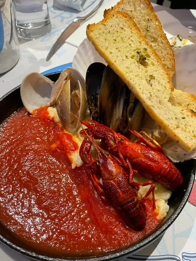 扒海鮮配蒜蓉包