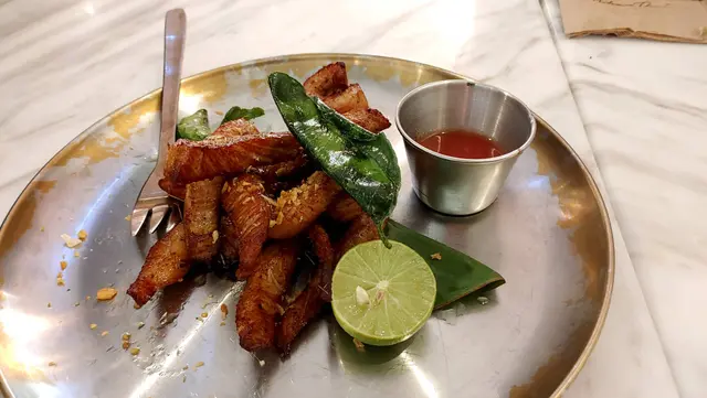 脆皮豬頸肉伴自家製檸檬蕃茄醬