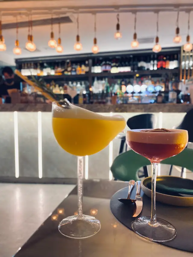 左:  Big  Bang ;  右:  Jackie  Brown