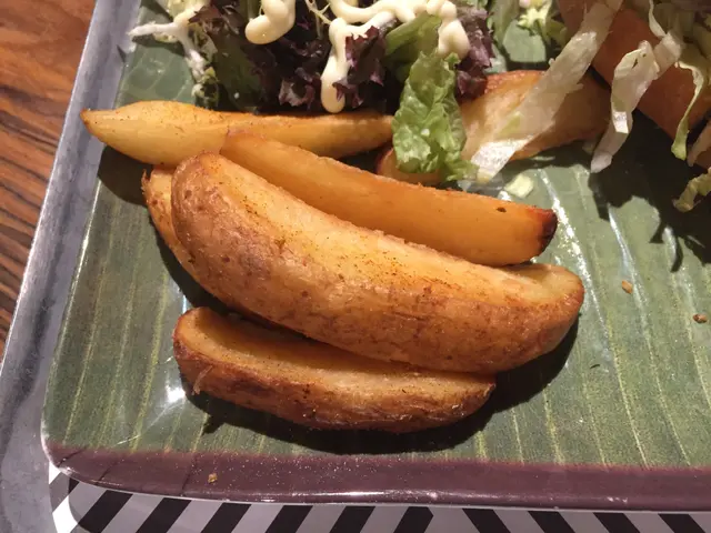 黑松露辣肉腸芝士豬扒包