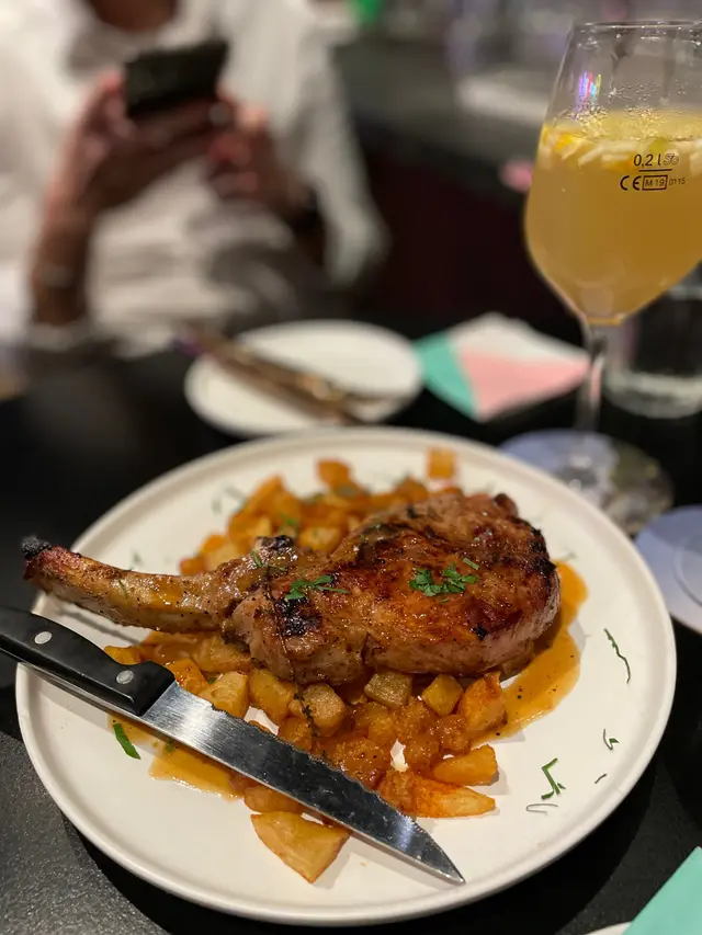 烤慢煮西班牙黑毛豬鞍架