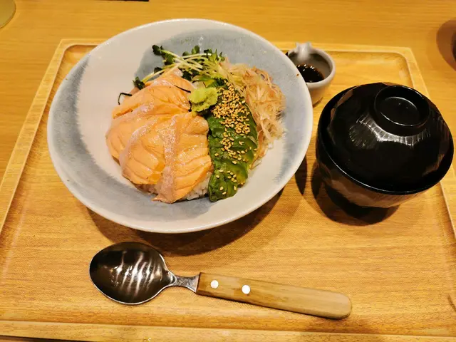 牛油果炙燒三文魚丼飯