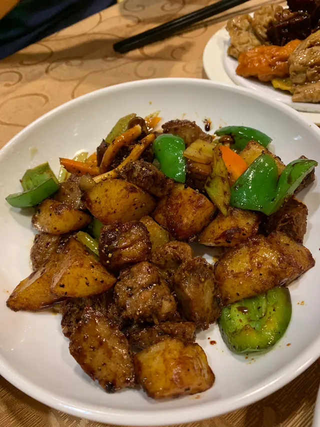 蜜椒薯仔牛肉粒