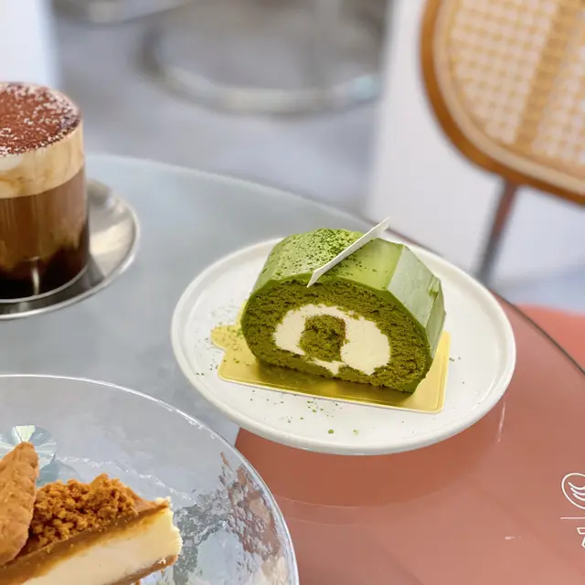 Matcha  roll  cake