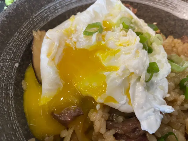 日式牛里脊炒飯配流心蛋