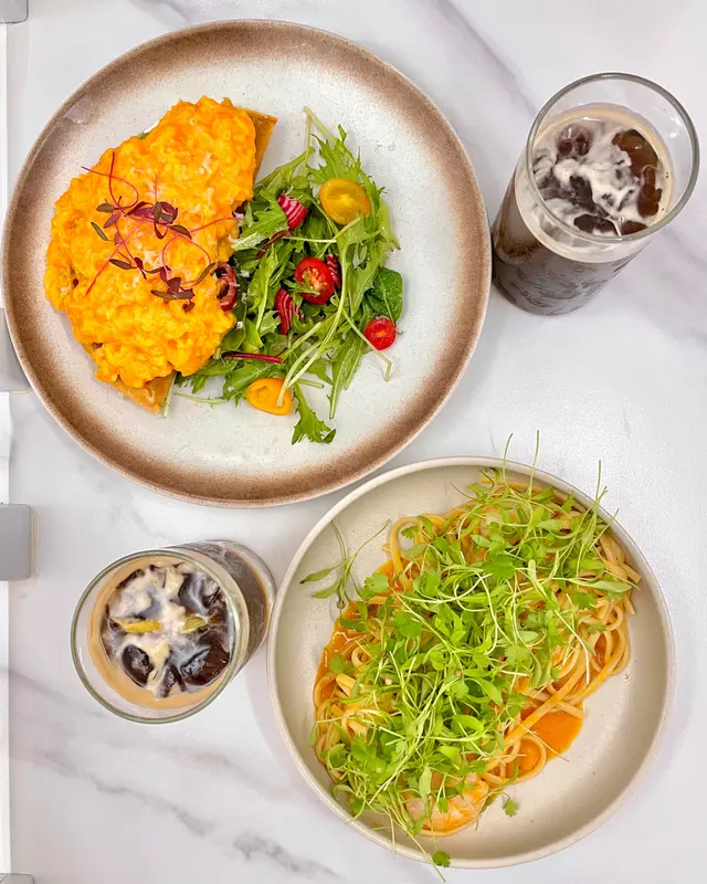 芜茜苗香辣大蝦扁意粉,  炒蛋牛油果窩夫,  Americano ,  Espresso  Tonic