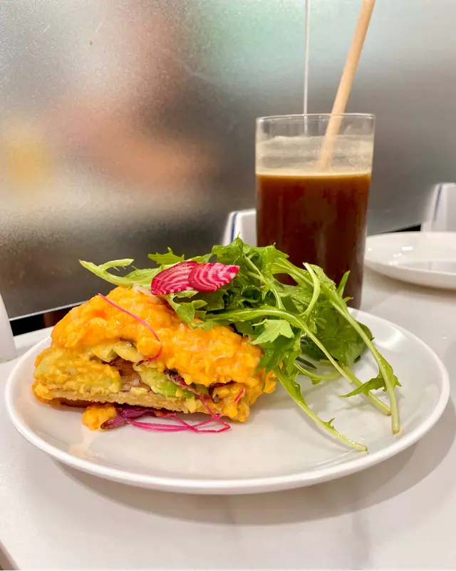 炒蛋牛油果窩夫