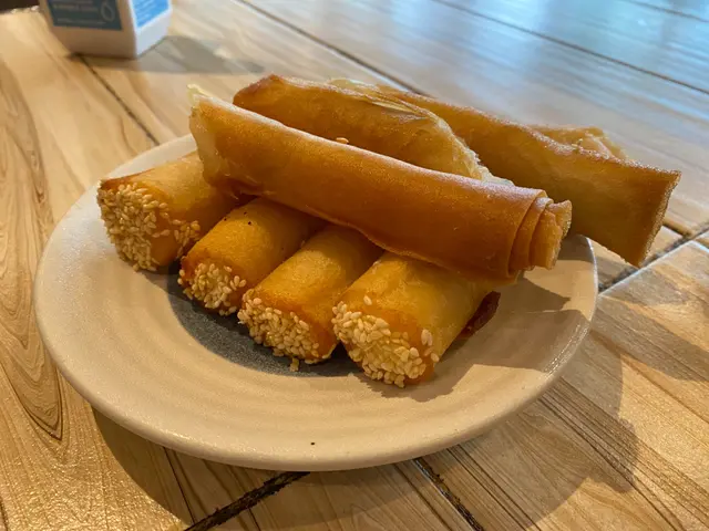 芝士鮮蝦春卷，大良鮮奶脆網卷