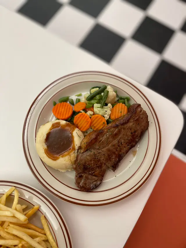 薯蓉質地幼滑,中間是惹味的 Gravy