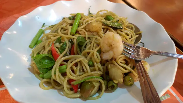 青咖哩炒蝦意粉