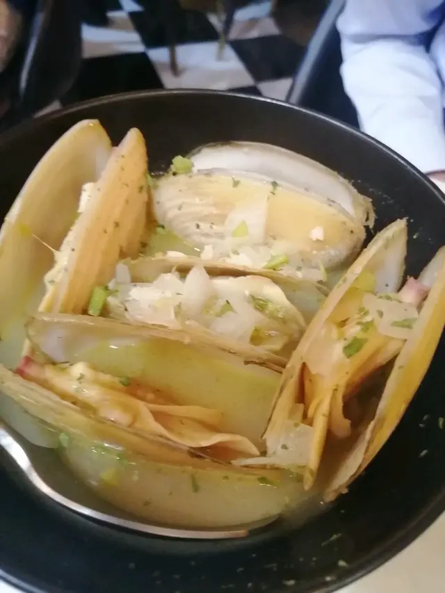 清酒蒜蓉煮活蜆湯