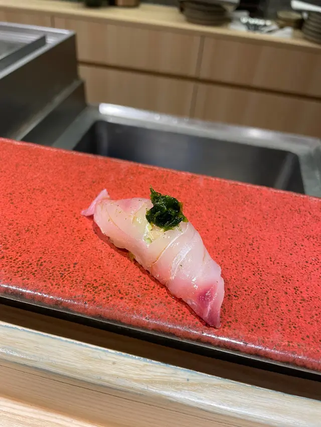 呢一舊壽司可以見到魚生穿咗個窿,見到有幾多Wasabi