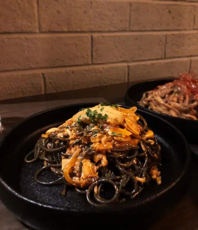 海膽蟹肉墨汁意粉