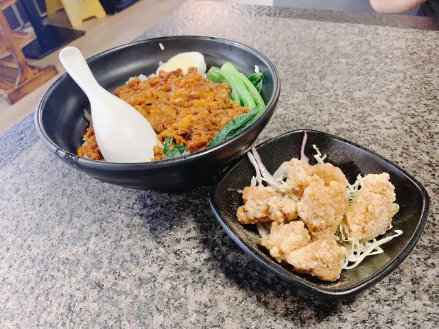 鹽酥雞拼滷肉飯