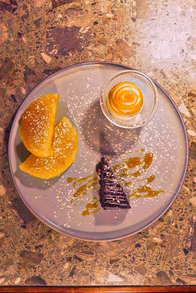 慢煮菠蘿、咸焦糖朱古力布朗尼、意大利雪糕