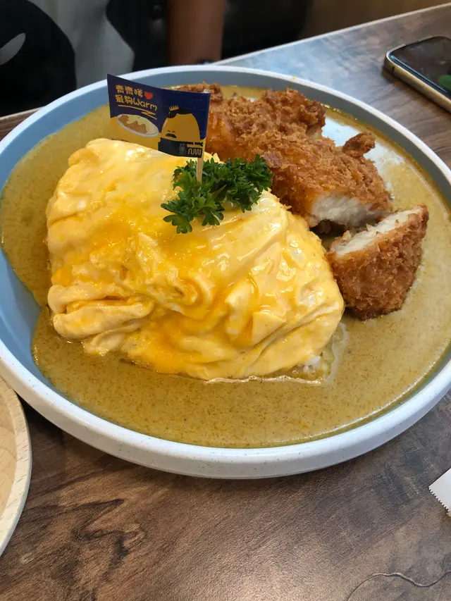 滑lulu蛋黃咖喱厚切吉列豬扒飯