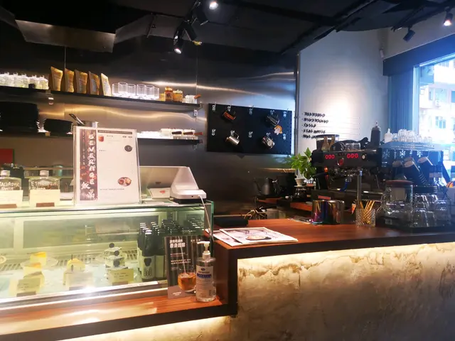 店內整潔,有賣蛋糕的凍櫃