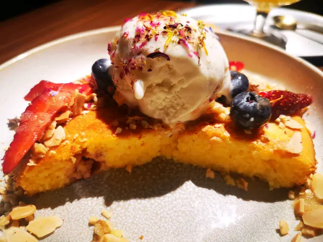 鬆餅釀有藍莓醬，加上杏仁粒更加香