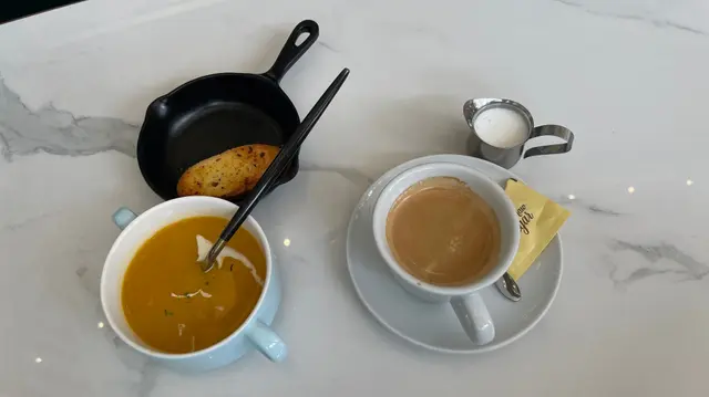 南瓜湯,蒜蓉麵包,熱咖啡份外輕快些