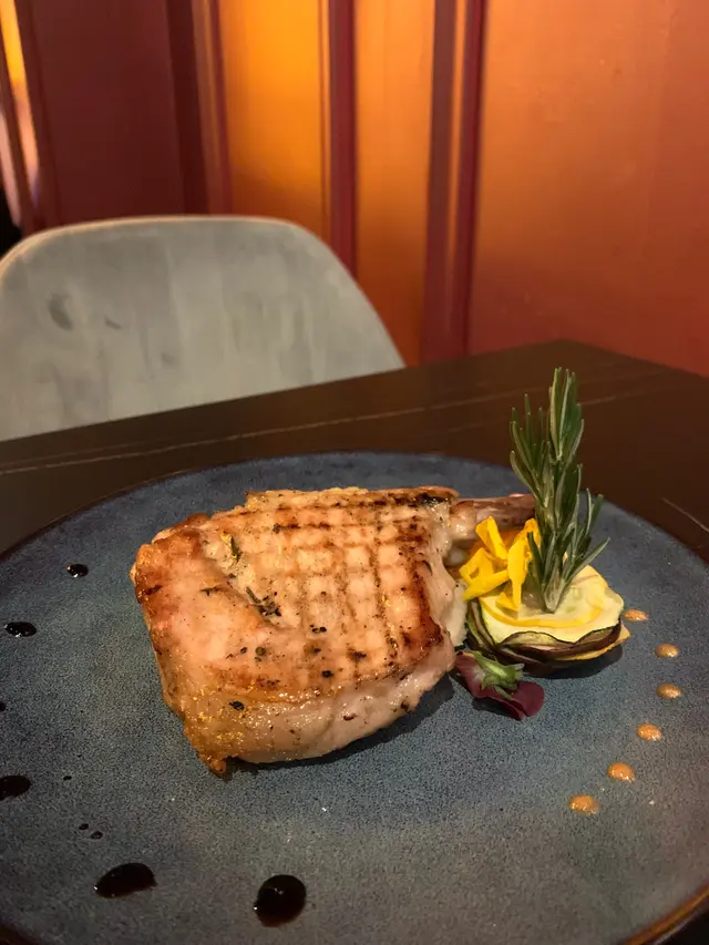 慢煮西班牙黑毛豬鞍·焦糖蘋果