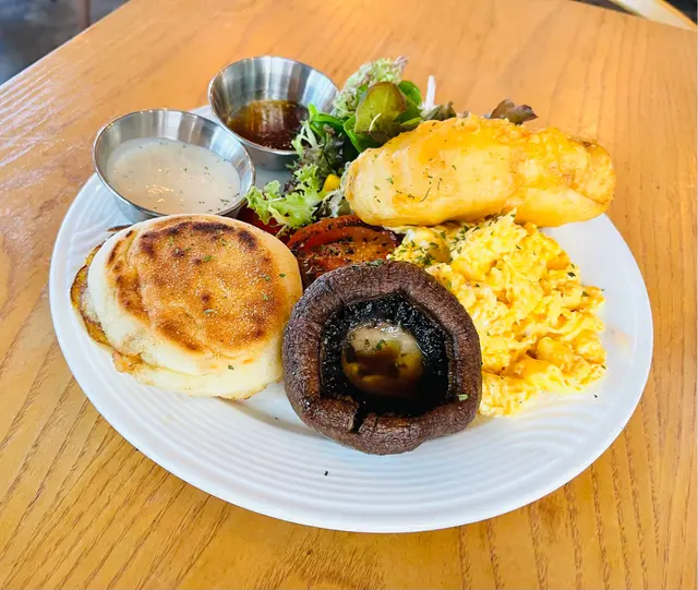 有脆炸白鱈魚、炒蛋、烤蕃茄、烤大啡菇、牛油鬆餅、柚子田園沙律