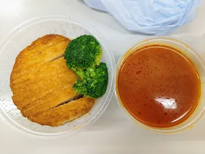 鮮茄濃湯螺絲粉配豬扒